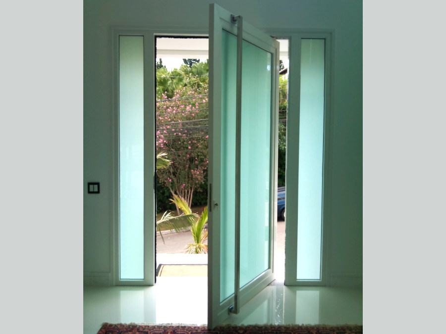 Porta pivotante aberta