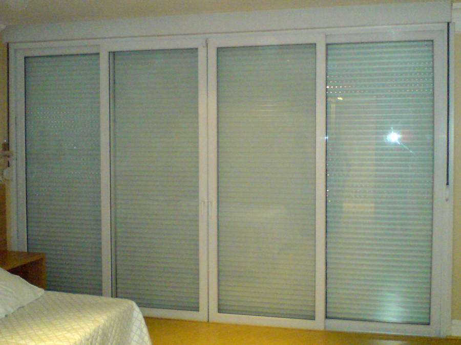Porta com 4 folhas persiana manual